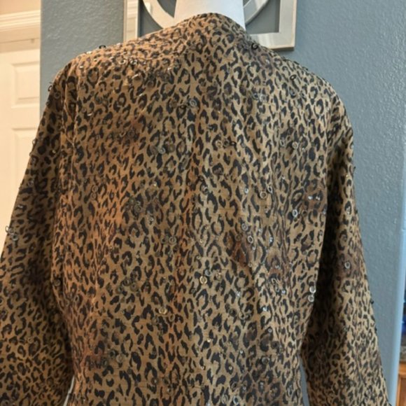 Chico's Sz 1 Women's Lightweight blazer. Animal Print. Silk/polyester - Picture 4 of 9